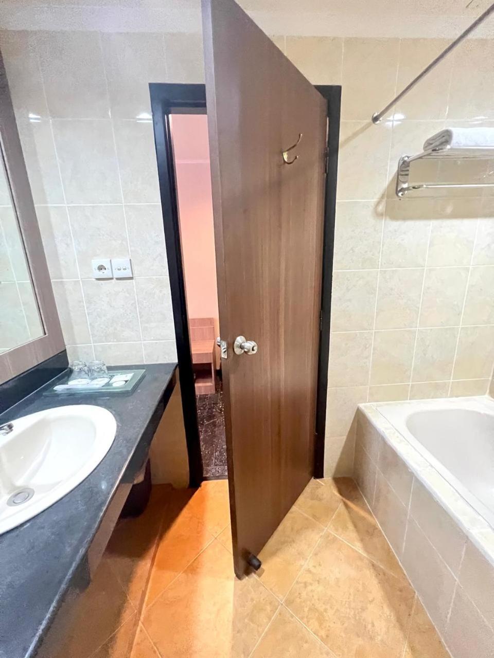 פאלמבאנג Royal Asia Hotel מראה חיצוני תמונה